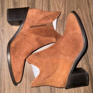 NWOB/Seychelles Pretty Little Bird Suede Boot Women's size 9 in Cognac